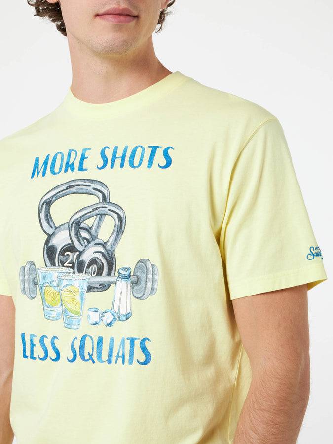Mc2 Saint Barth T-shirt da uomo in cotone con stampa piazzata More Shots Less Squats Officina