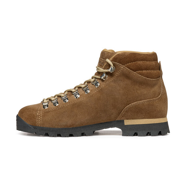 Scarpa PRIMITIVE Reinterprets the tradition style in a modern key In Saldo